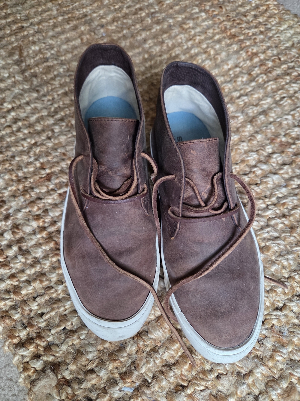 SEAVEES-Maslon Desert Chukka Boot
Color: Elmwood